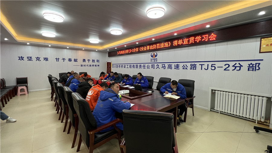 項目管理人員正在完成練習(xí)題.jpg 項目管理人員正在完成練習(xí)題.jpg